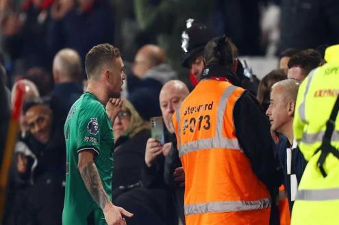 "عاطفيون ونعتذر عن الهزيمة".. تريبيير يرد على غضب مشجع نيوكاسل بعد ثنائية بورنموث (فيديو)